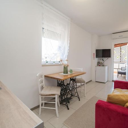 Ferienwohnung Red Karmenita Umag Exterior foto