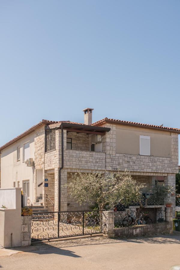 Ferienwohnung Red Karmenita Umag Exterior foto
