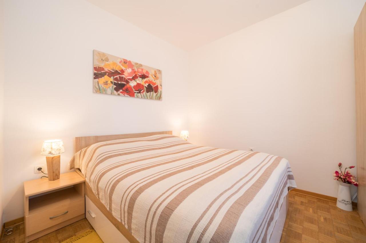 Ferienwohnung Red Karmenita Umag Exterior foto