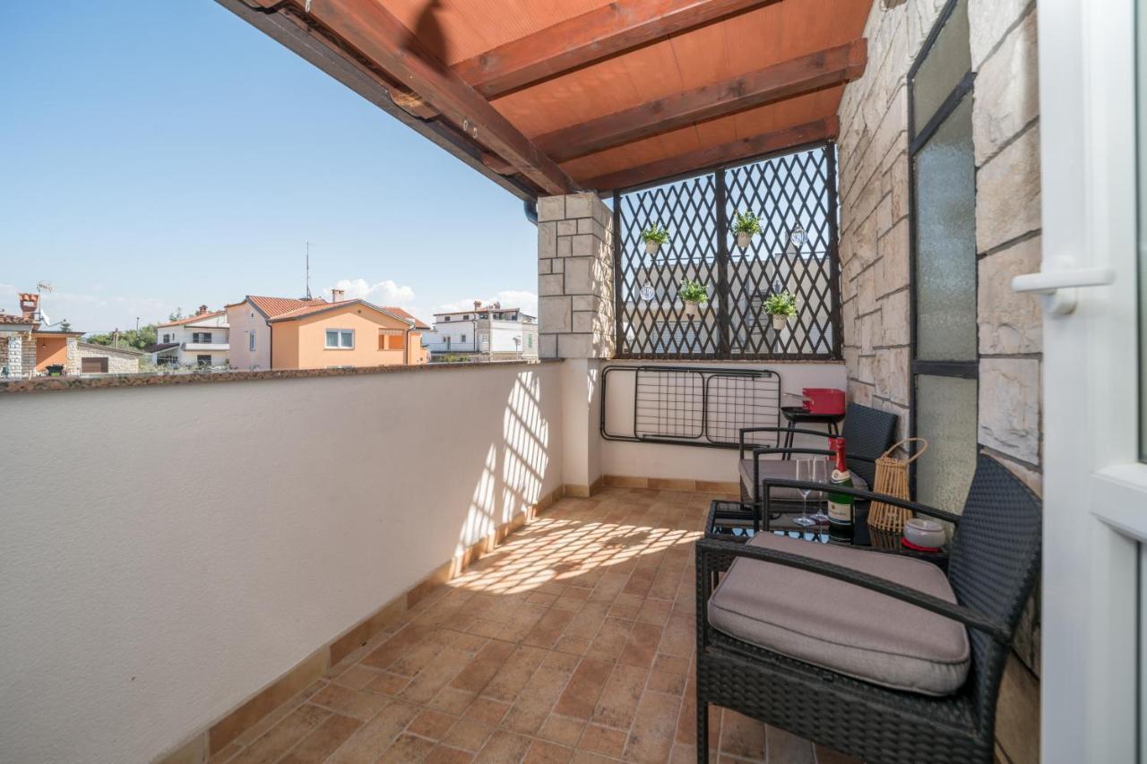 Ferienwohnung Red Karmenita Umag Exterior foto