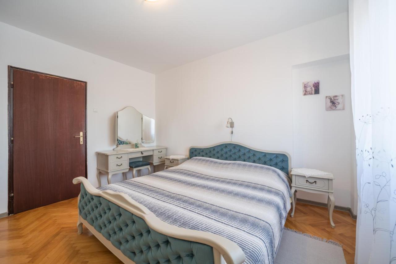 Ferienwohnung Red Karmenita Umag Exterior foto