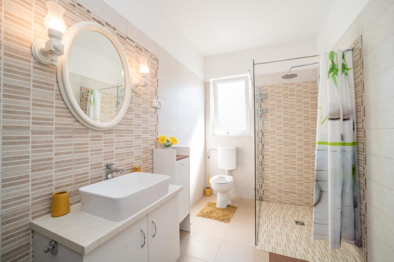 Ferienwohnung Red Karmenita Umag Exterior foto