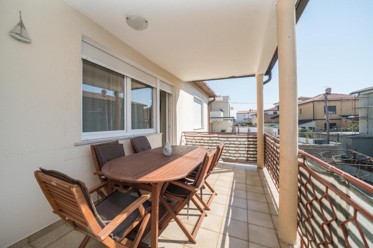 Ferienwohnung Red Karmenita Umag Exterior foto