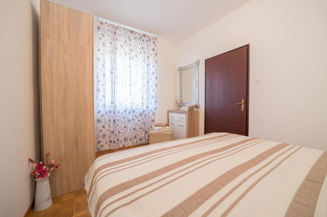 Ferienwohnung Red Karmenita Umag Exterior foto